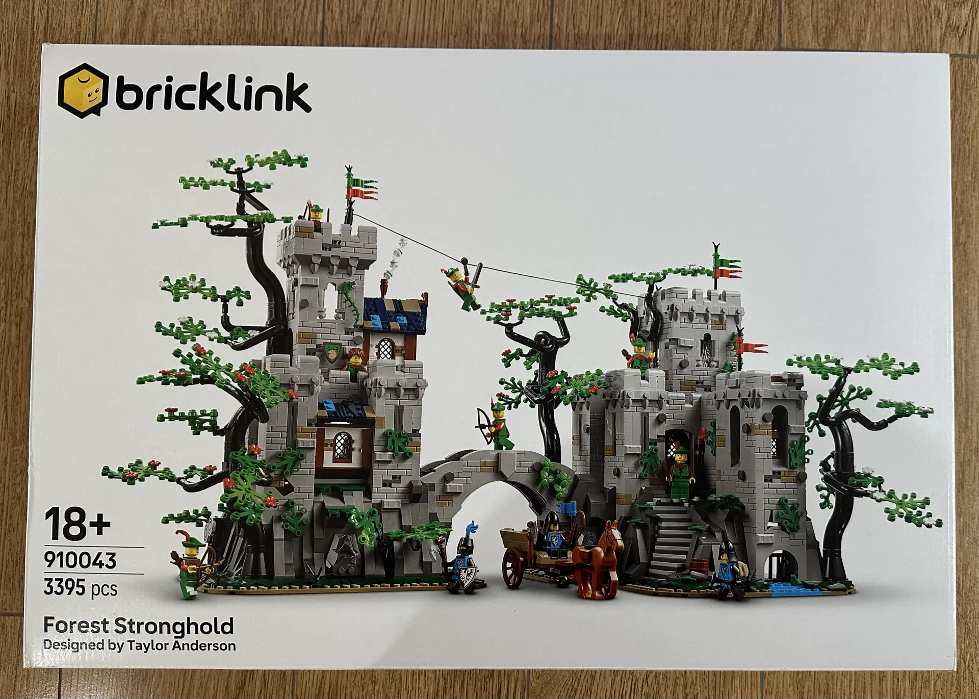 Box for LEGO set 910043 Forest Stronghold. The box art shows two gray stone castles joined by an arched bridge